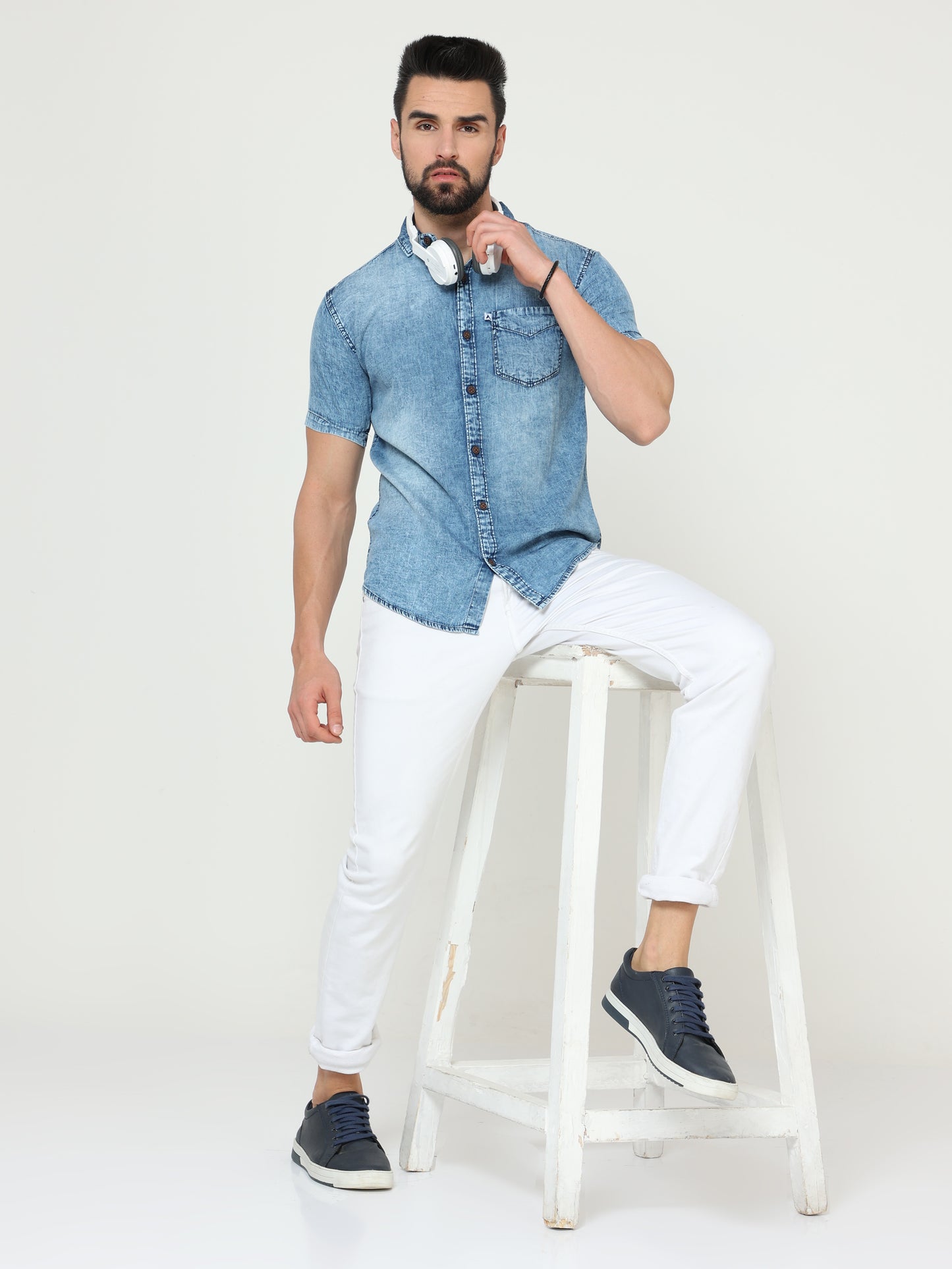 Heavy Washed Single Pocket Cut Away Collor Mens Half Sleeve Denim Shirt