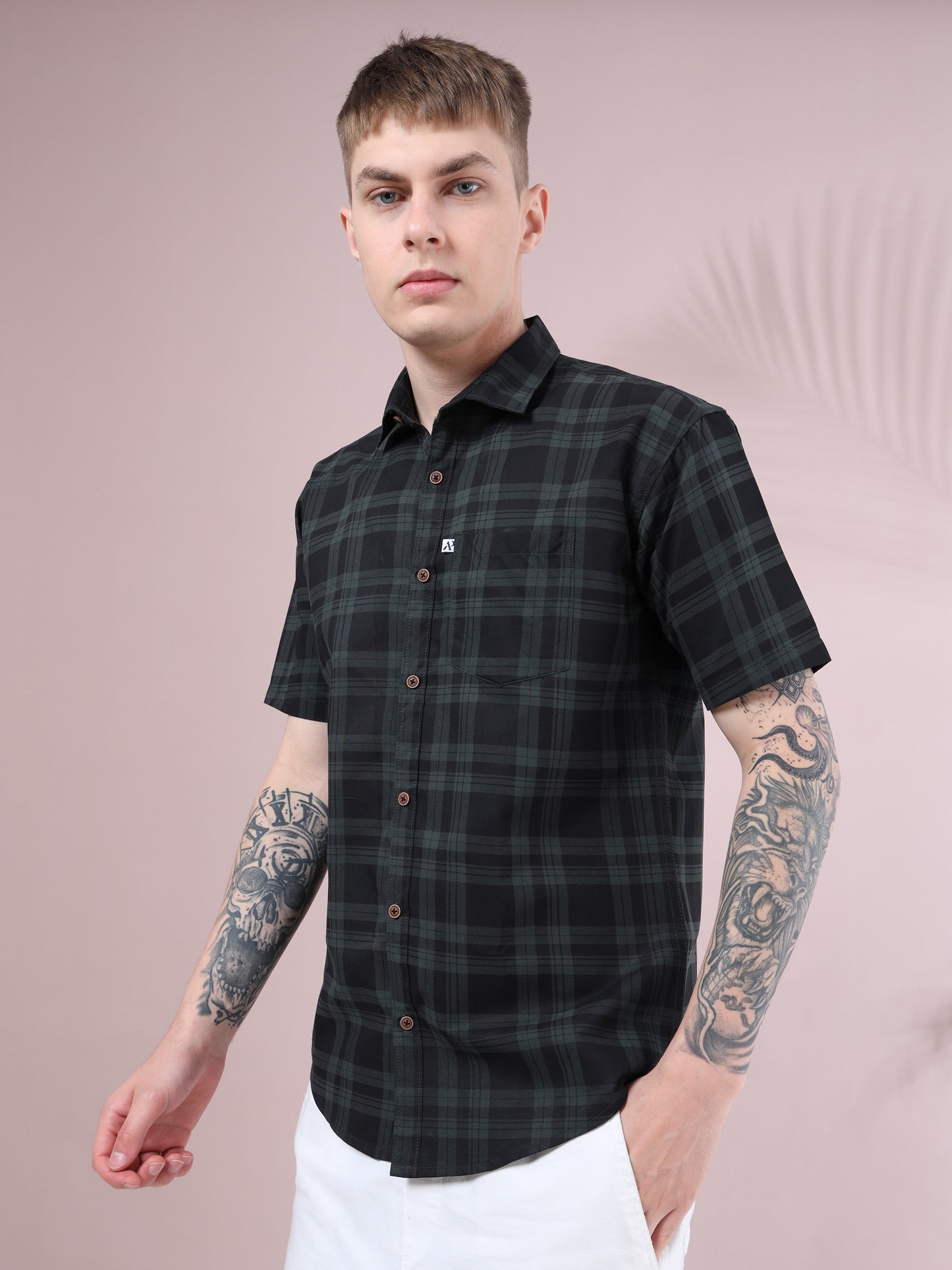 Trendy men’s plaid short sleeve shirt in black and green with wooden buttons