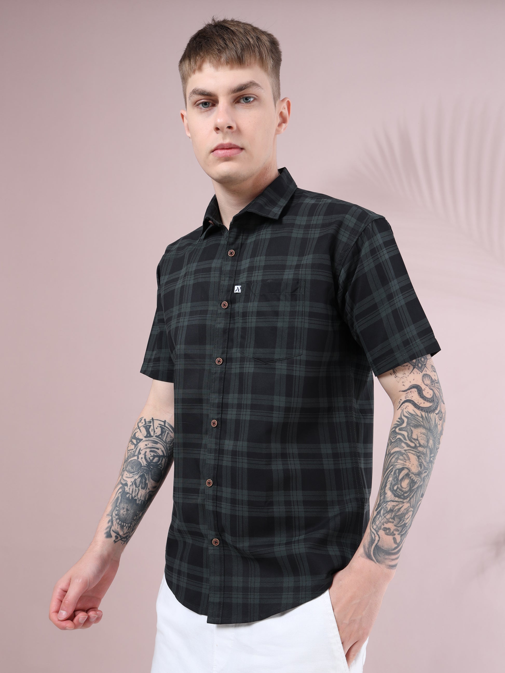 Trendy men’s plaid short sleeve shirt in black and green with wooden buttons