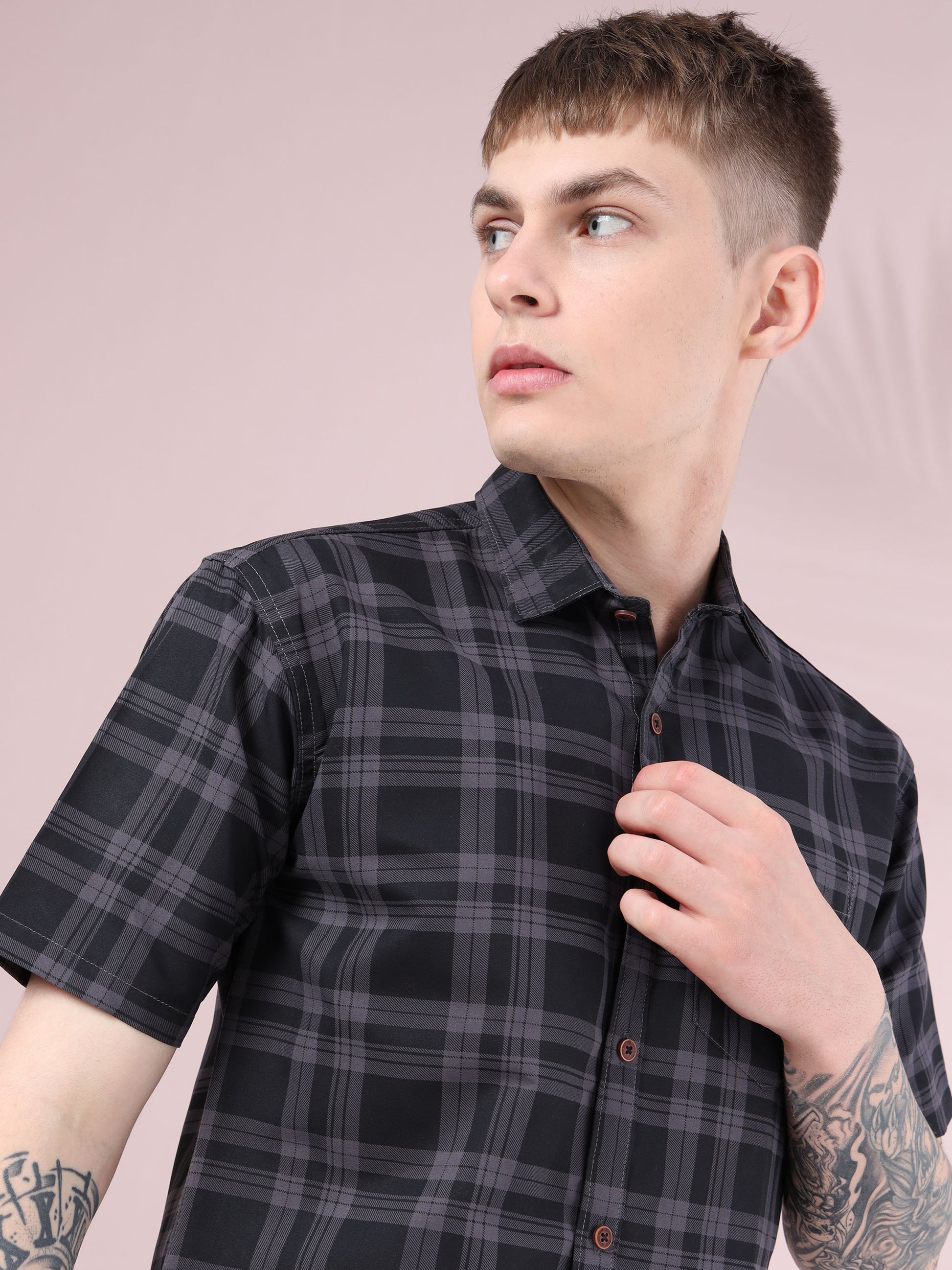 men’s checked shirt with classic collar and front button closure.