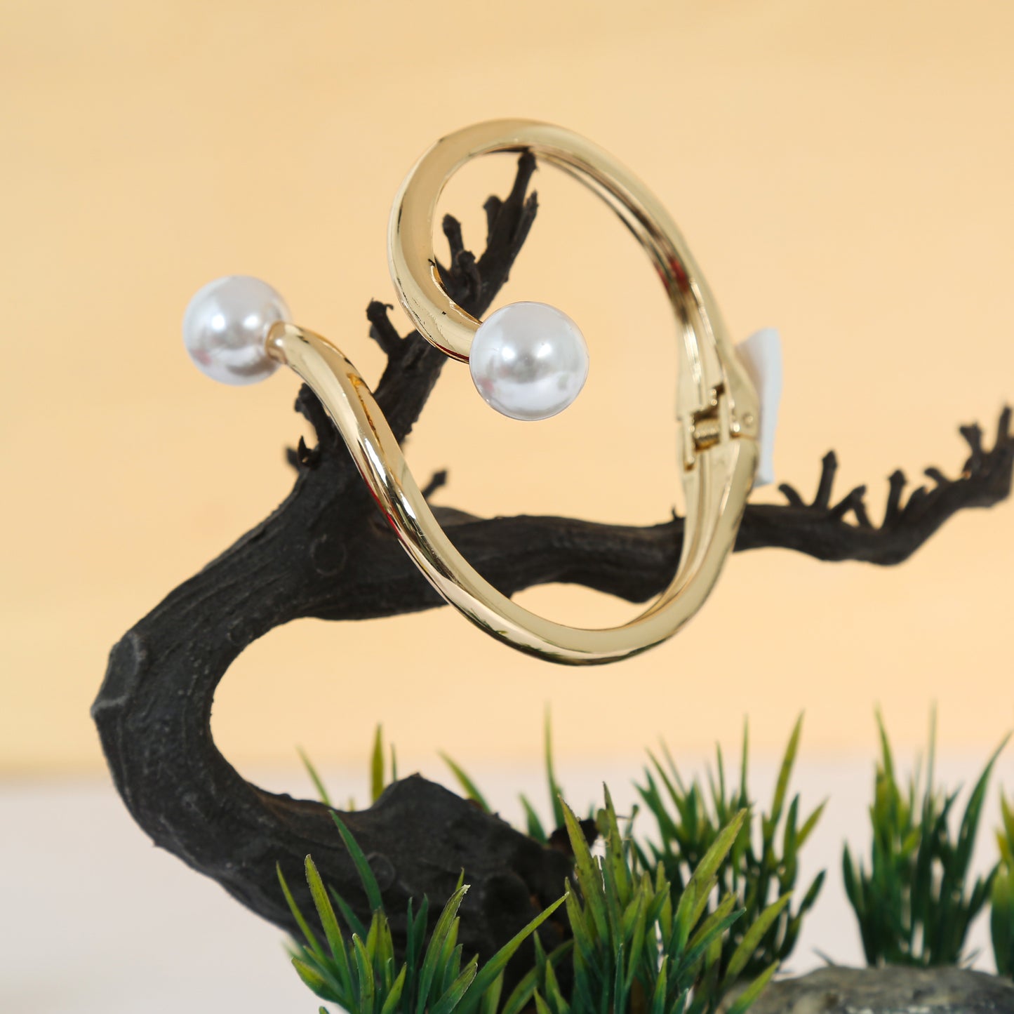 Luxury gold-plated bracelet with two white pearls