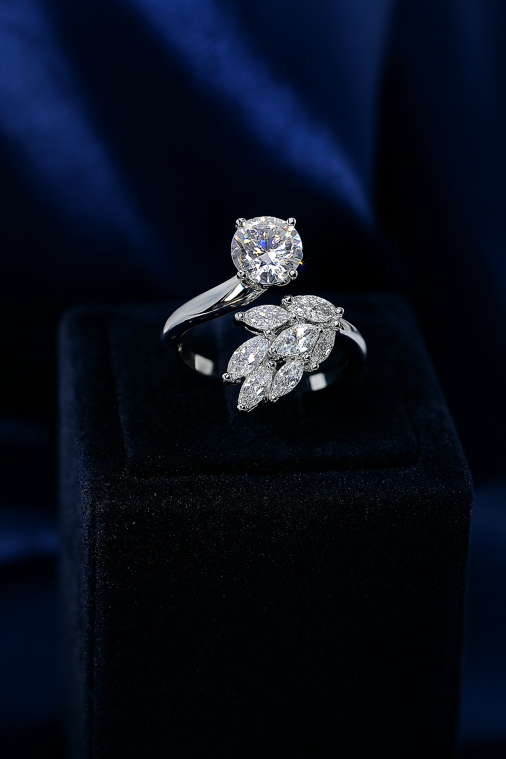 Luxury zirconic stone leaf and round solitaire adjustable ring