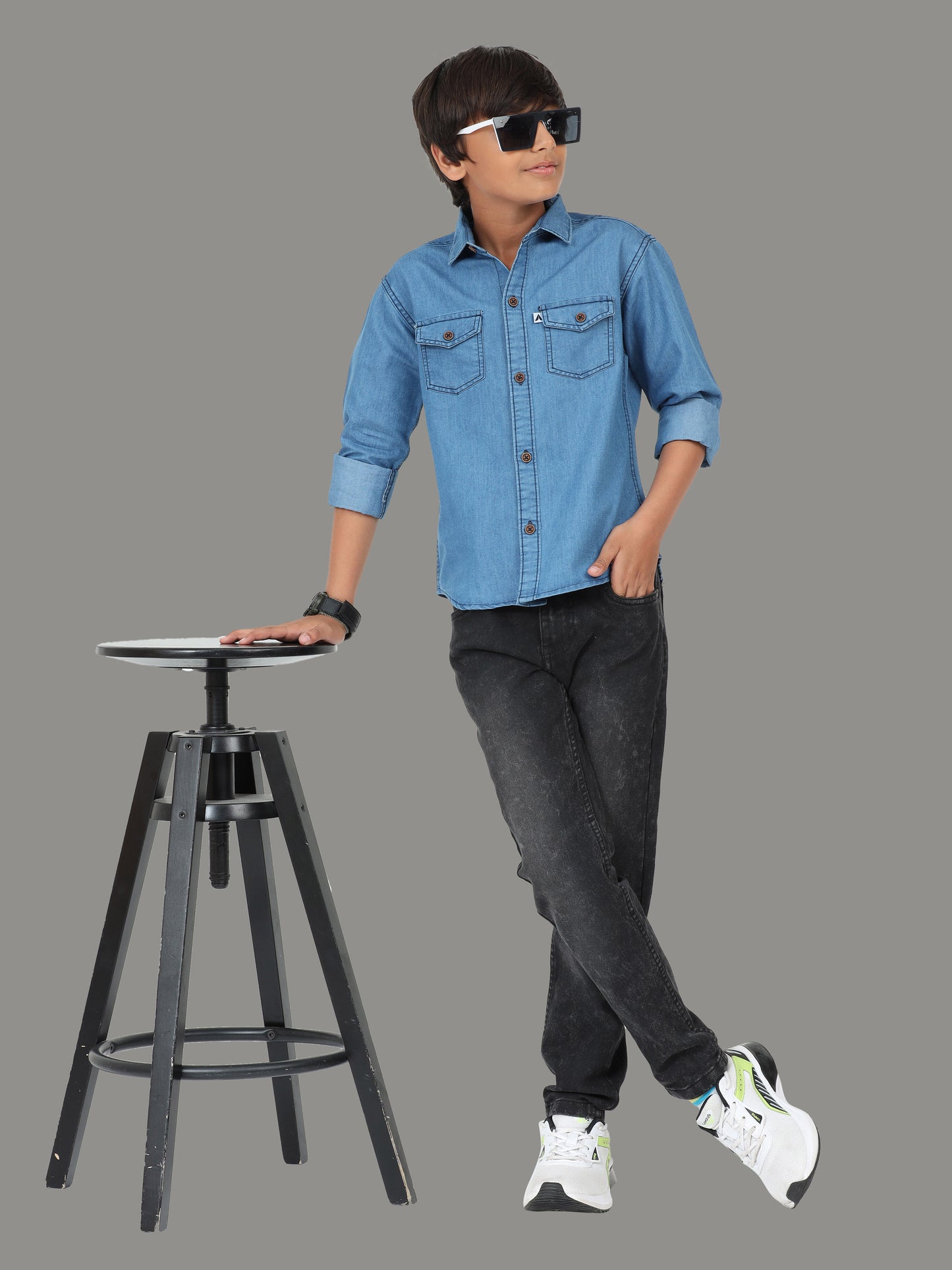 Light Blue Double Pocket Cut Away Collo Denim Boys Fashion Shirt