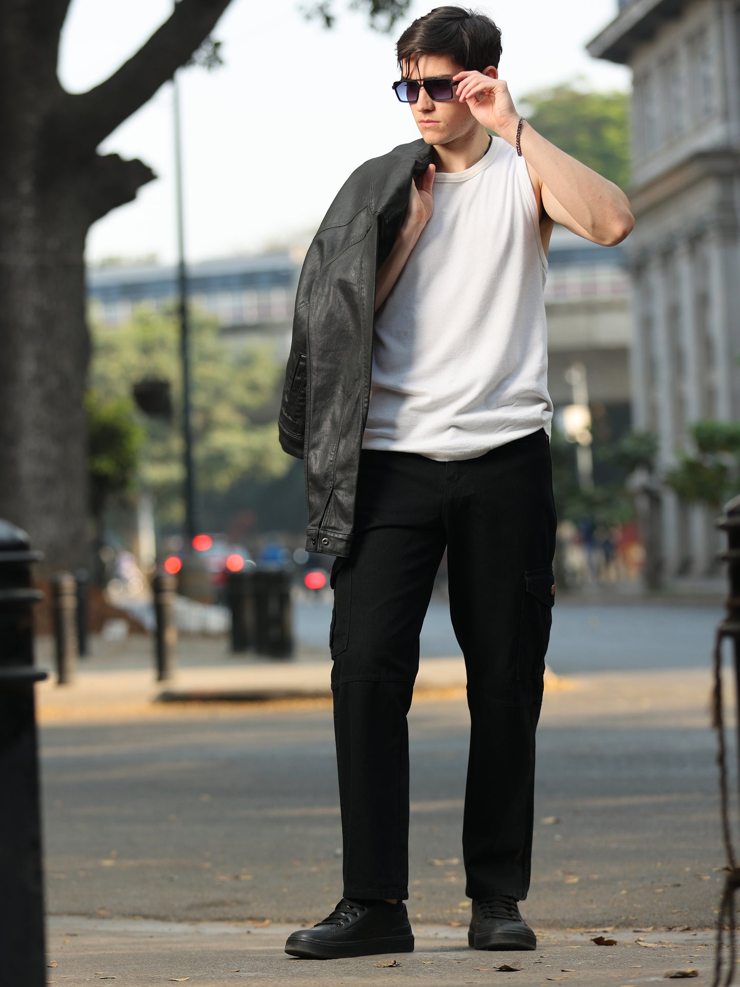Fashionable men's utility cargo pants with multiple pockets