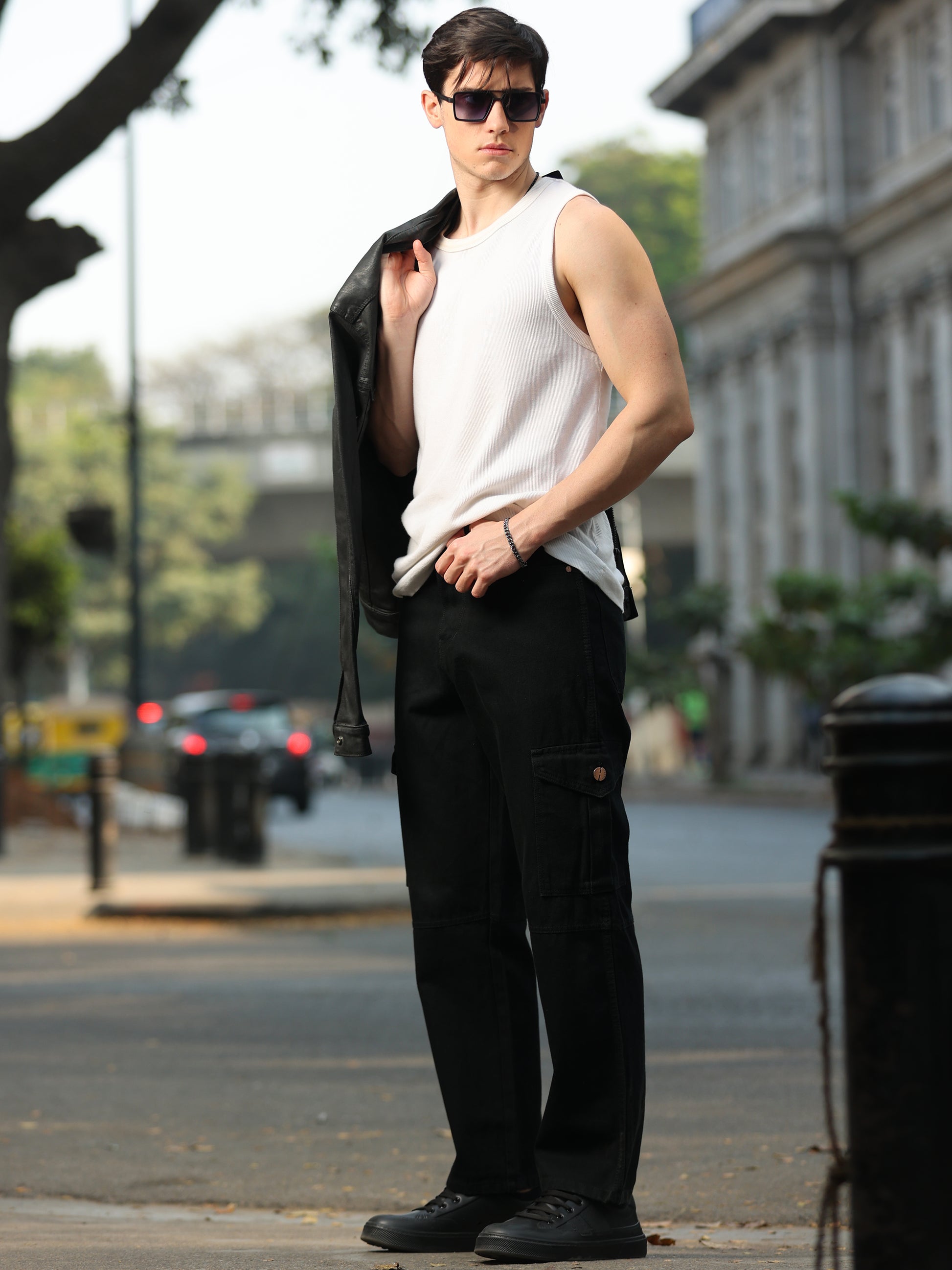 Trendy men's cotton cargo pants with flap pockets