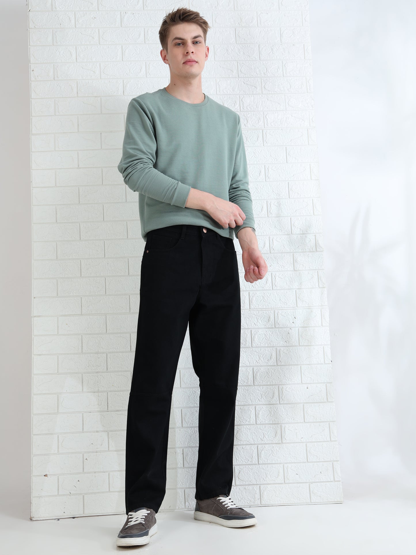 Fashionable men's straight leg jeans