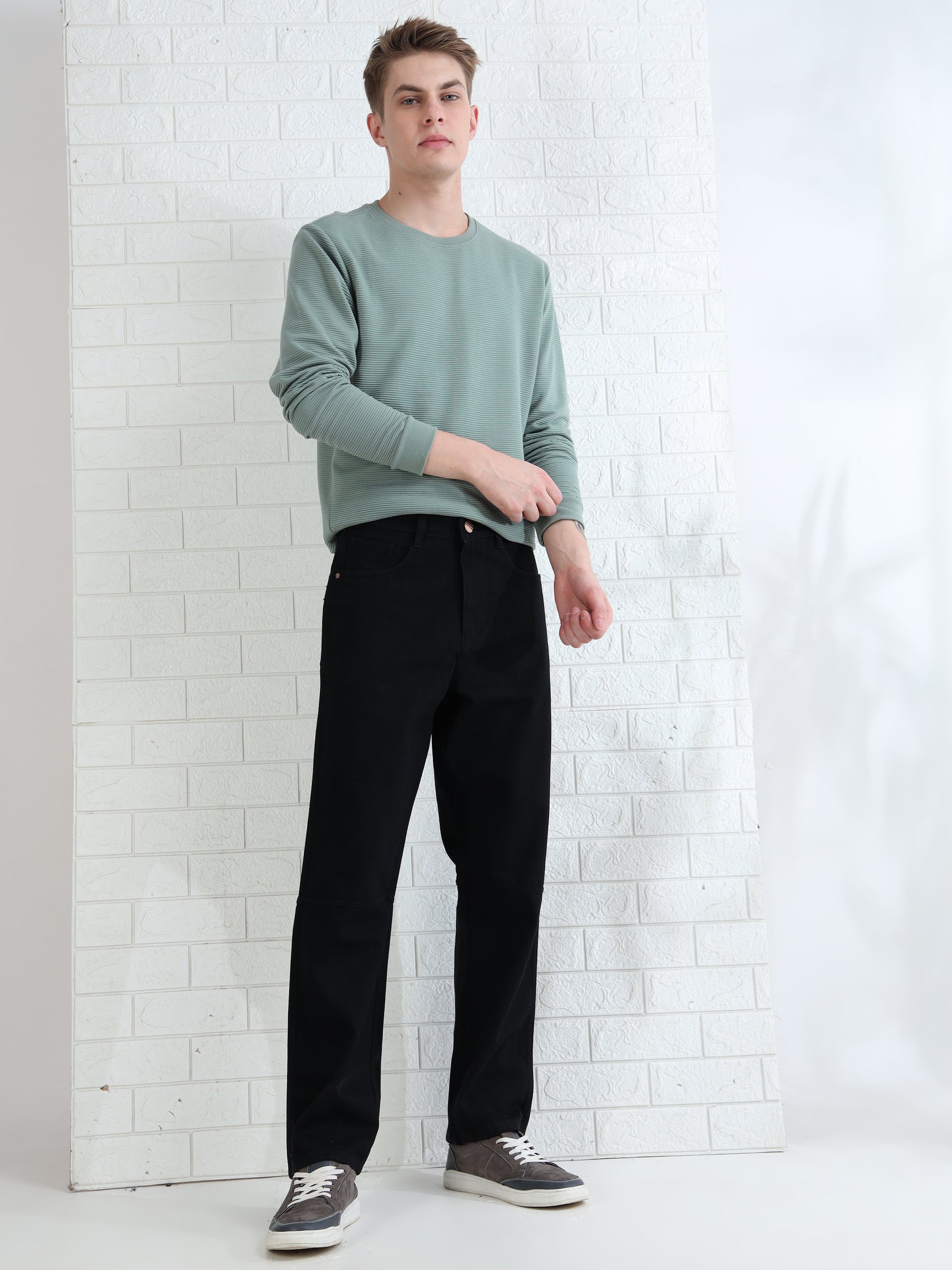 Fashionable men's straight leg jeans