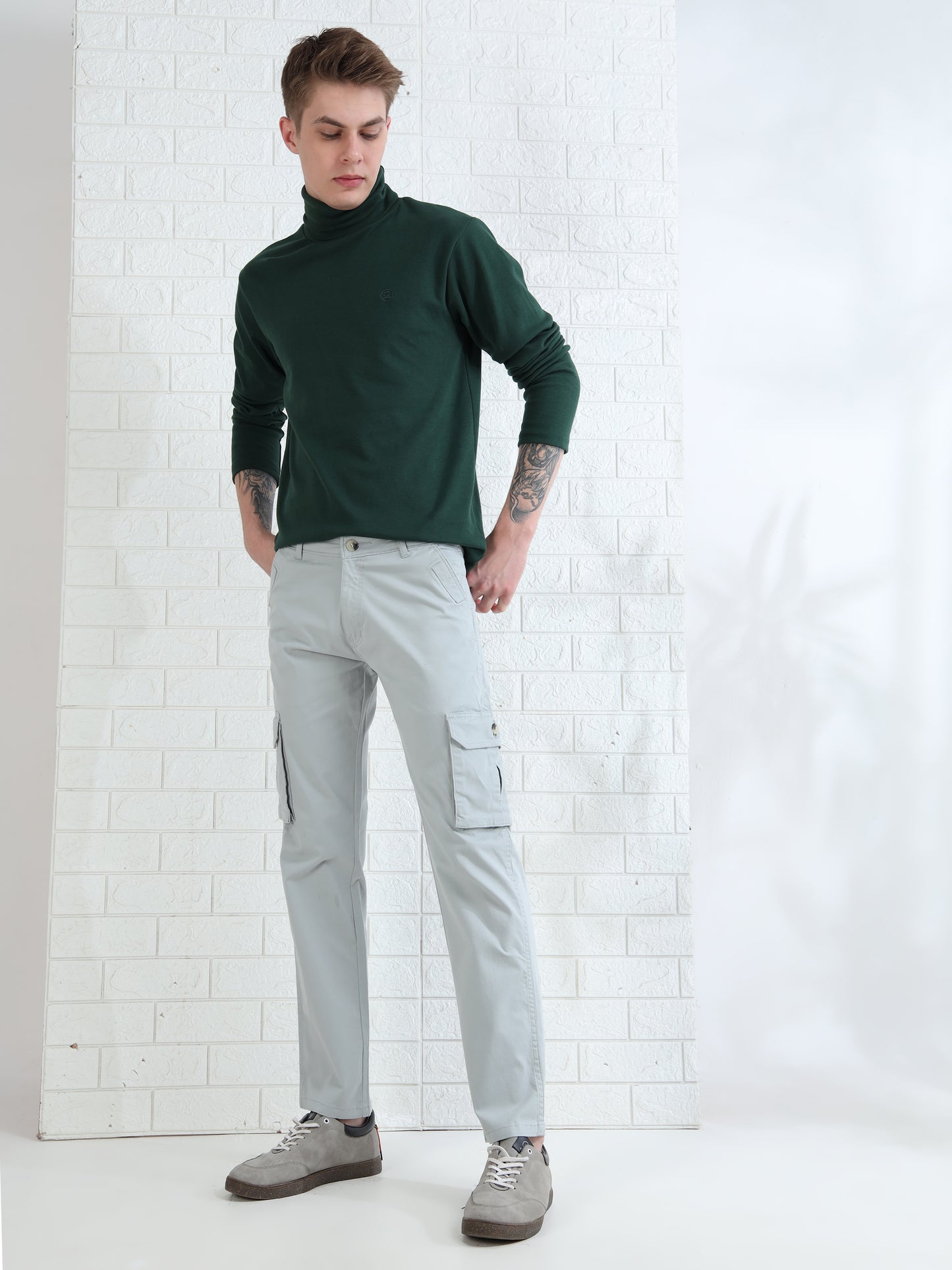 Men's modern cotton cargo pants in light grey