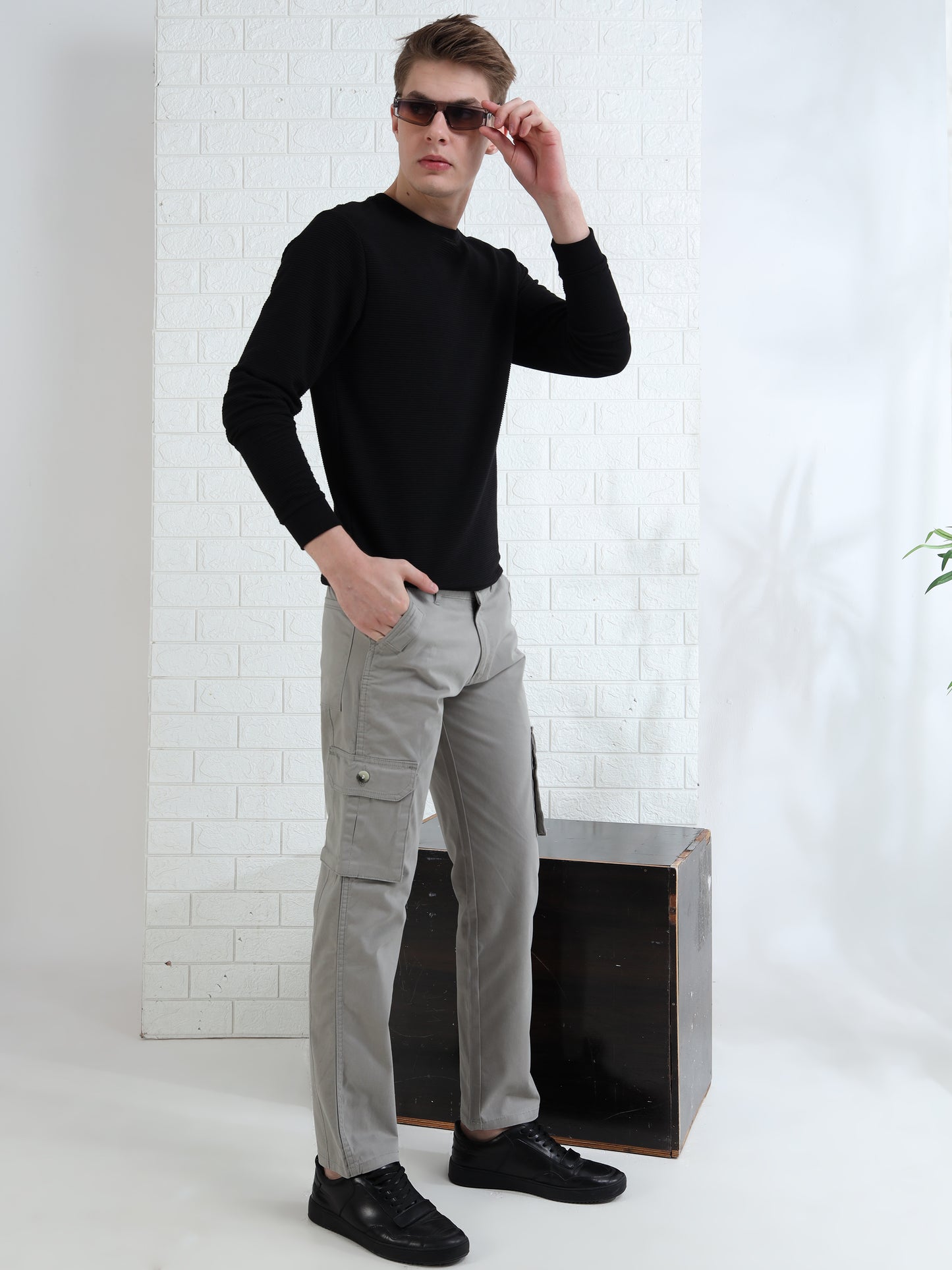 Men's casual cotton cargo trousers with side pockets and comfortable fit