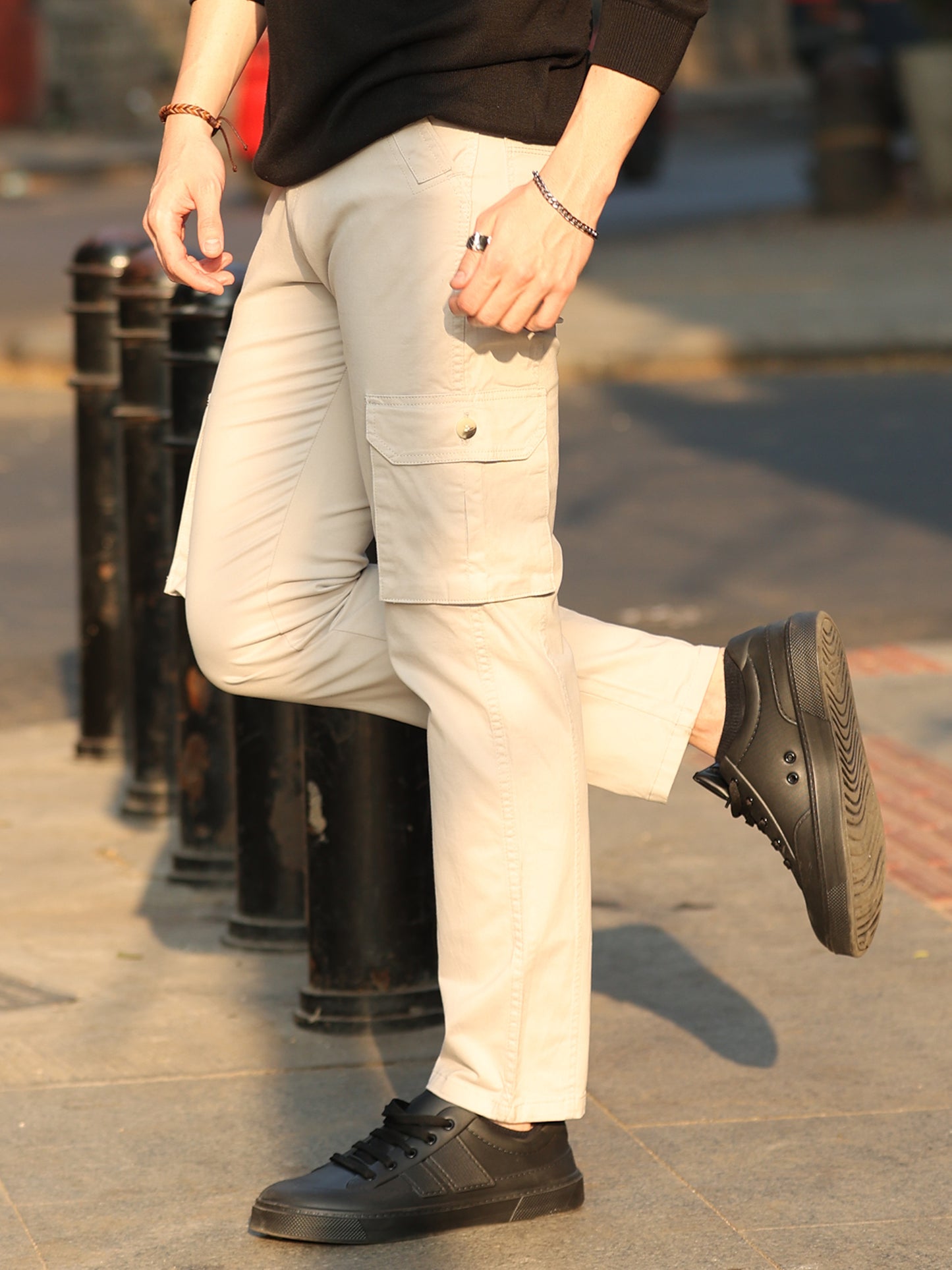 Fashionable men's utility cargo pants with multiple pockets