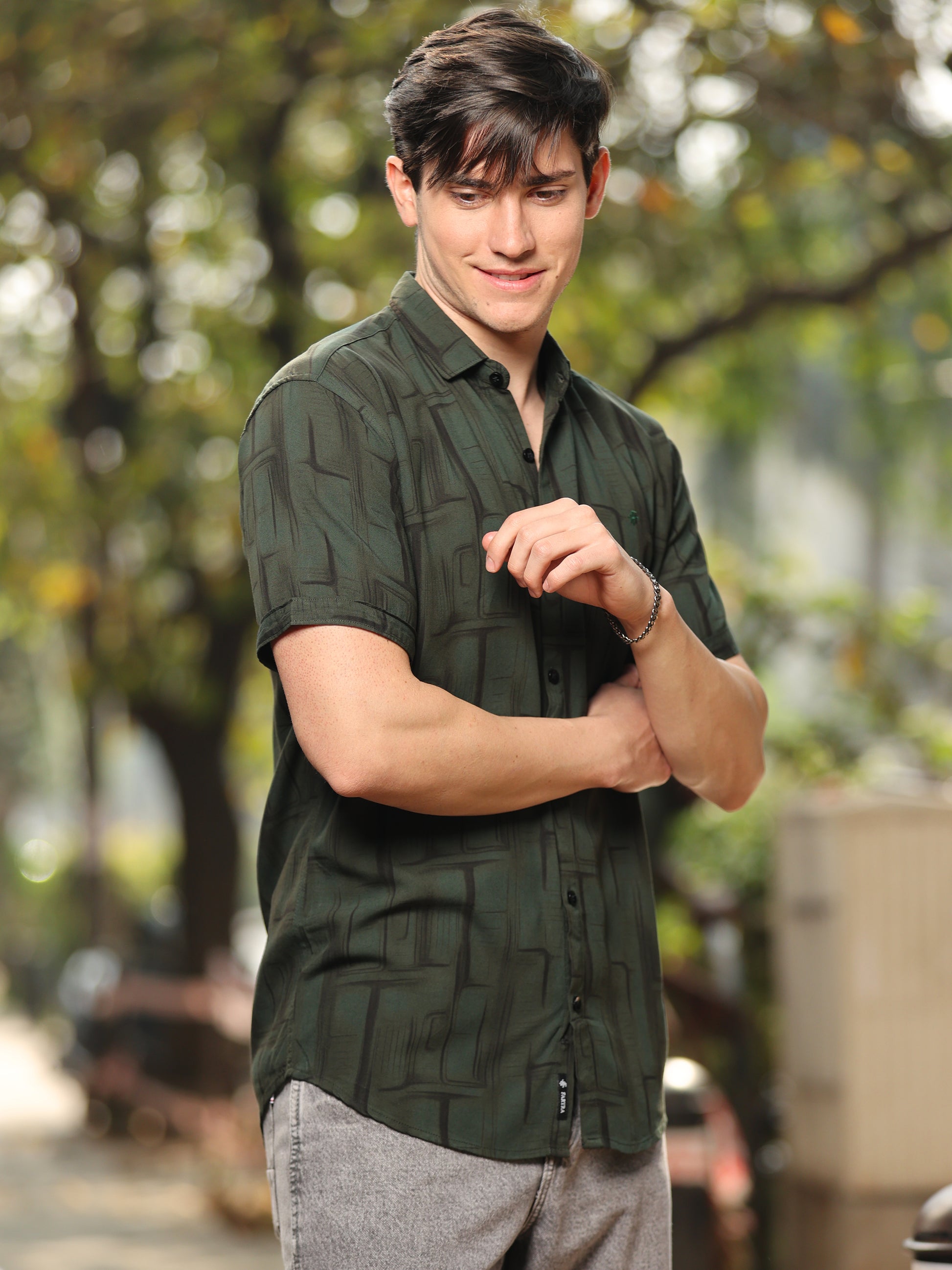 Men's dark green printed short sleeve shirt with abstract pattern outdoor look