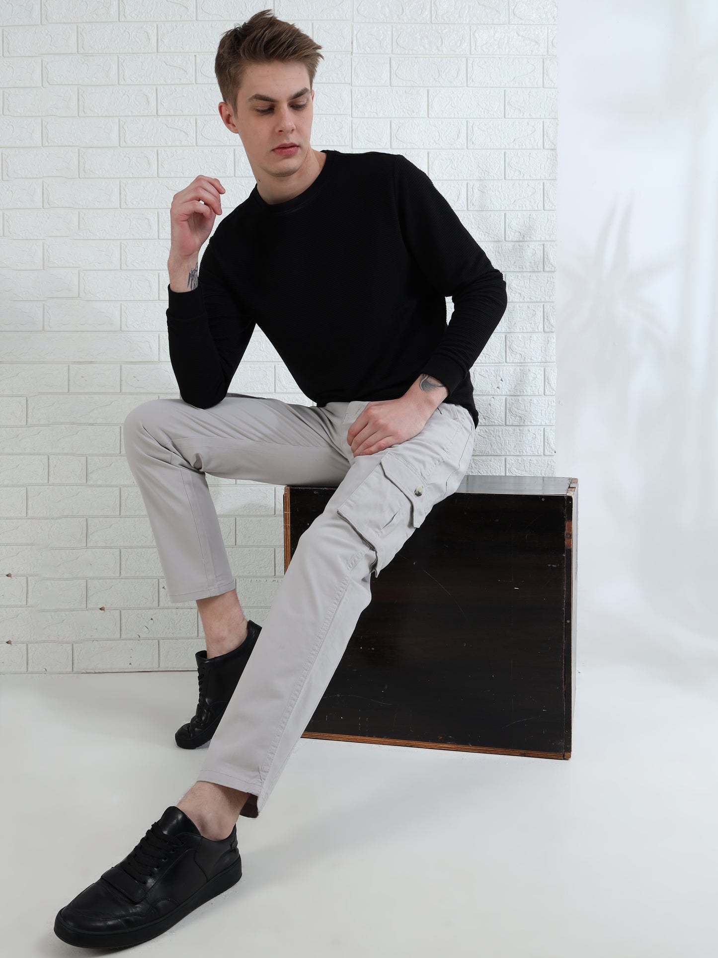Men's modern cotton cargo pants in grey with flap pockets and tailored look
