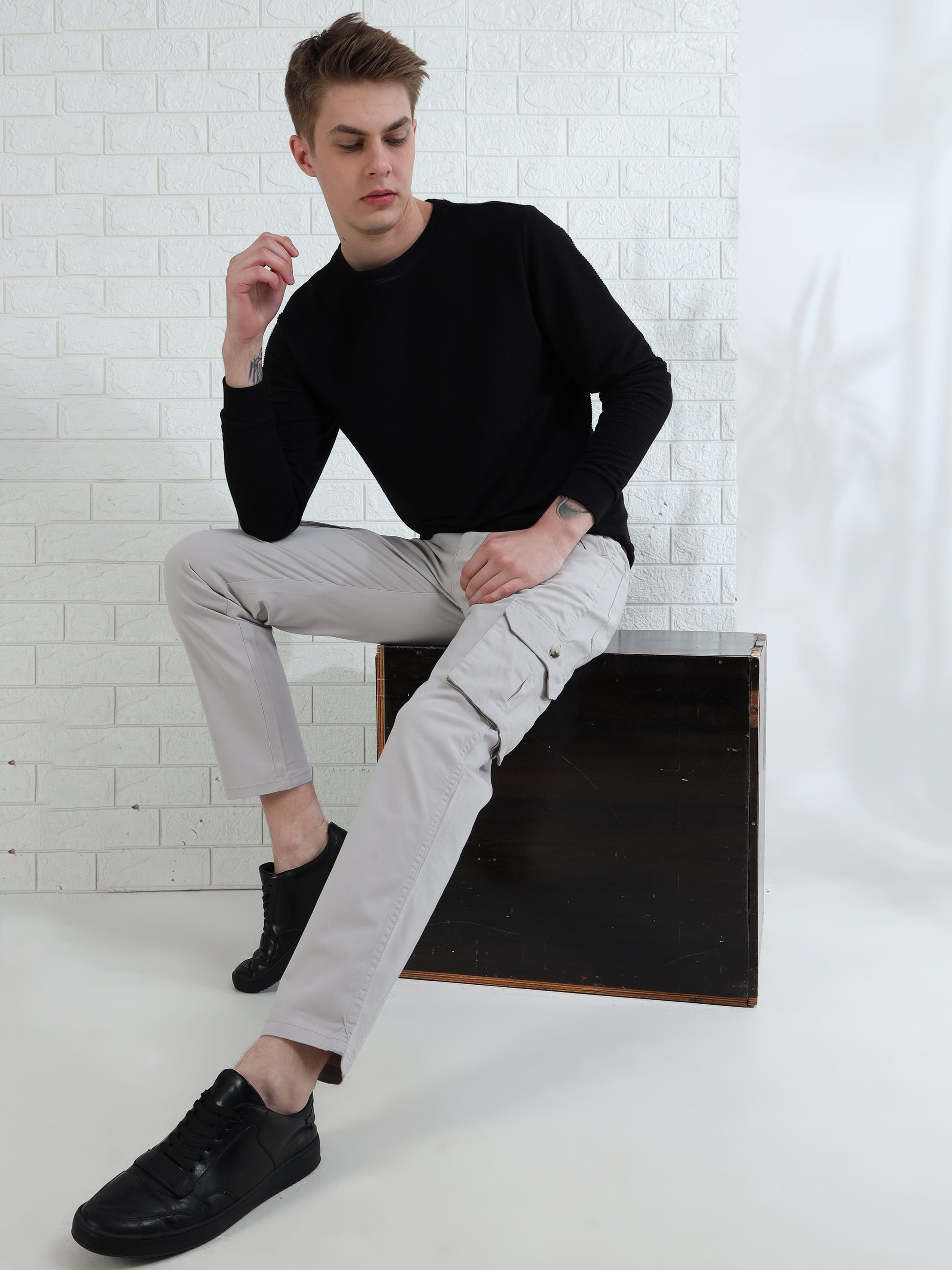 Men's modern cotton cargo pants in grey with flap pockets and tailored look