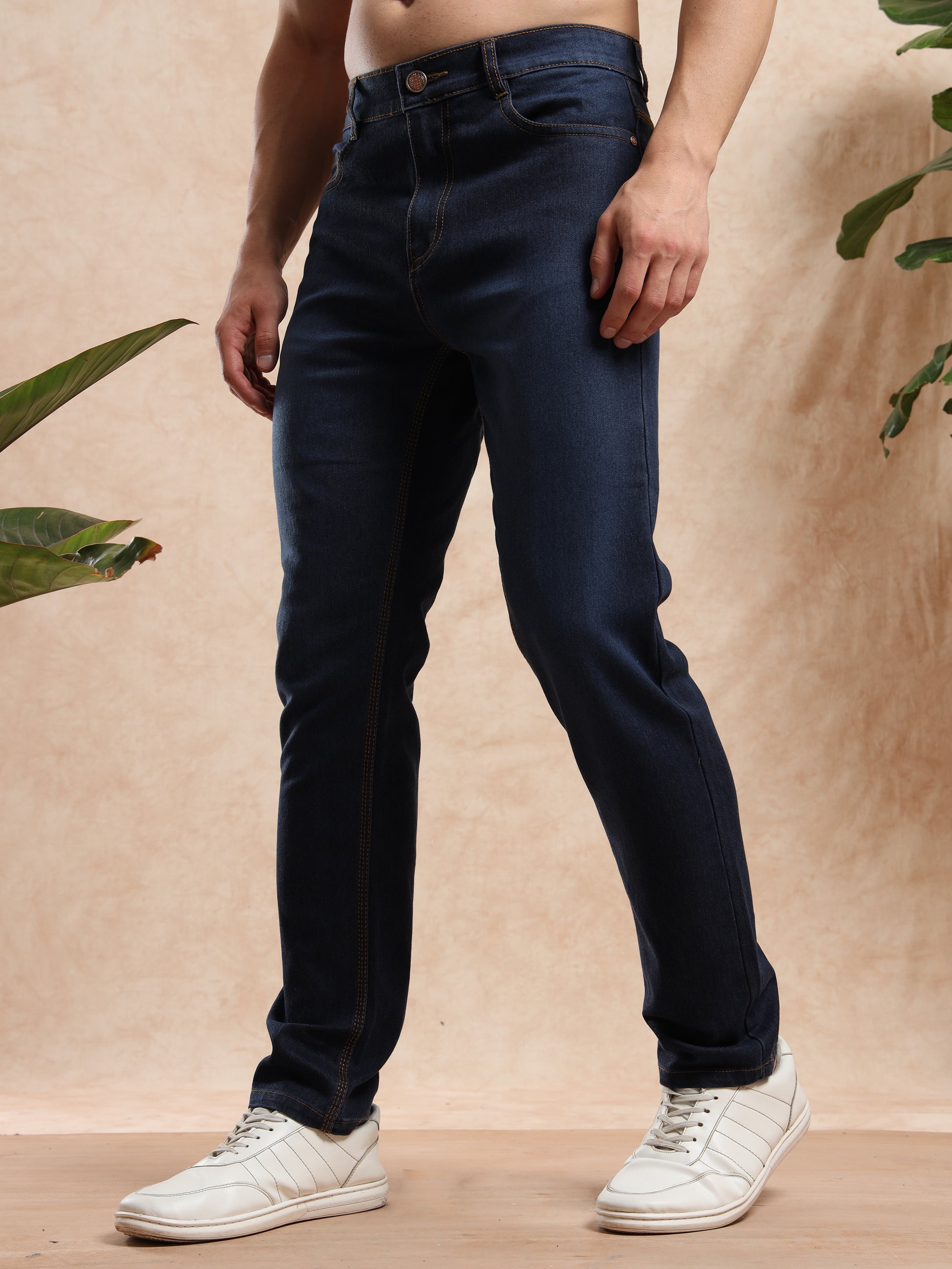 Men, slim fit blue denim jeans with tapered legs, trendy casual look