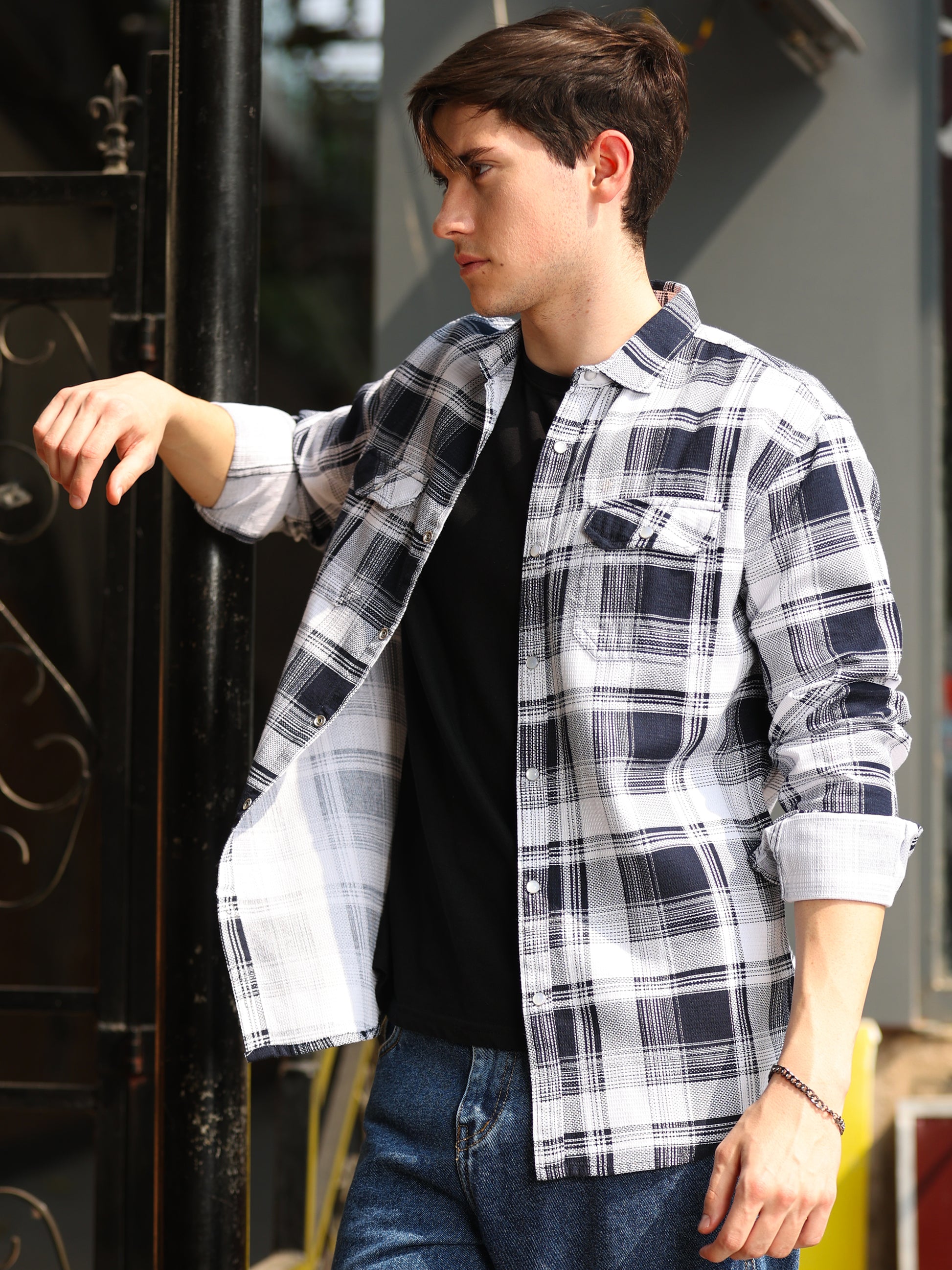Trendy men's checkered shirt with button-down front and relaxed fit